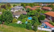 Luftbild - Vollunterkellerter Bungalow mit Sauna, Wintergarten und 3 Garagen! Mein Haus = Mein Makler!