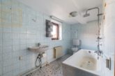 OG Badezimmer - Renovierungsbedürftiges Zweifamilienhaus mit 1.130 m² Eigentumsgrundstück in Sickte! Meine Immobilie