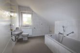 Badezimmer Wohnung rechts - 2 in 1! Gepflegte Dachgeschosswohnungen mit Garten! Meine Wohnung = Mein Partner!