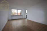 Wohnzimmer - Sanierte 2-Zimmer-Wohnung mit Balkon in attraktiver Wohnlage von Wolfsburg!