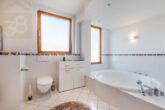 Badewanne Schlafzimmer - Modernes Architektenhaus in Roklum