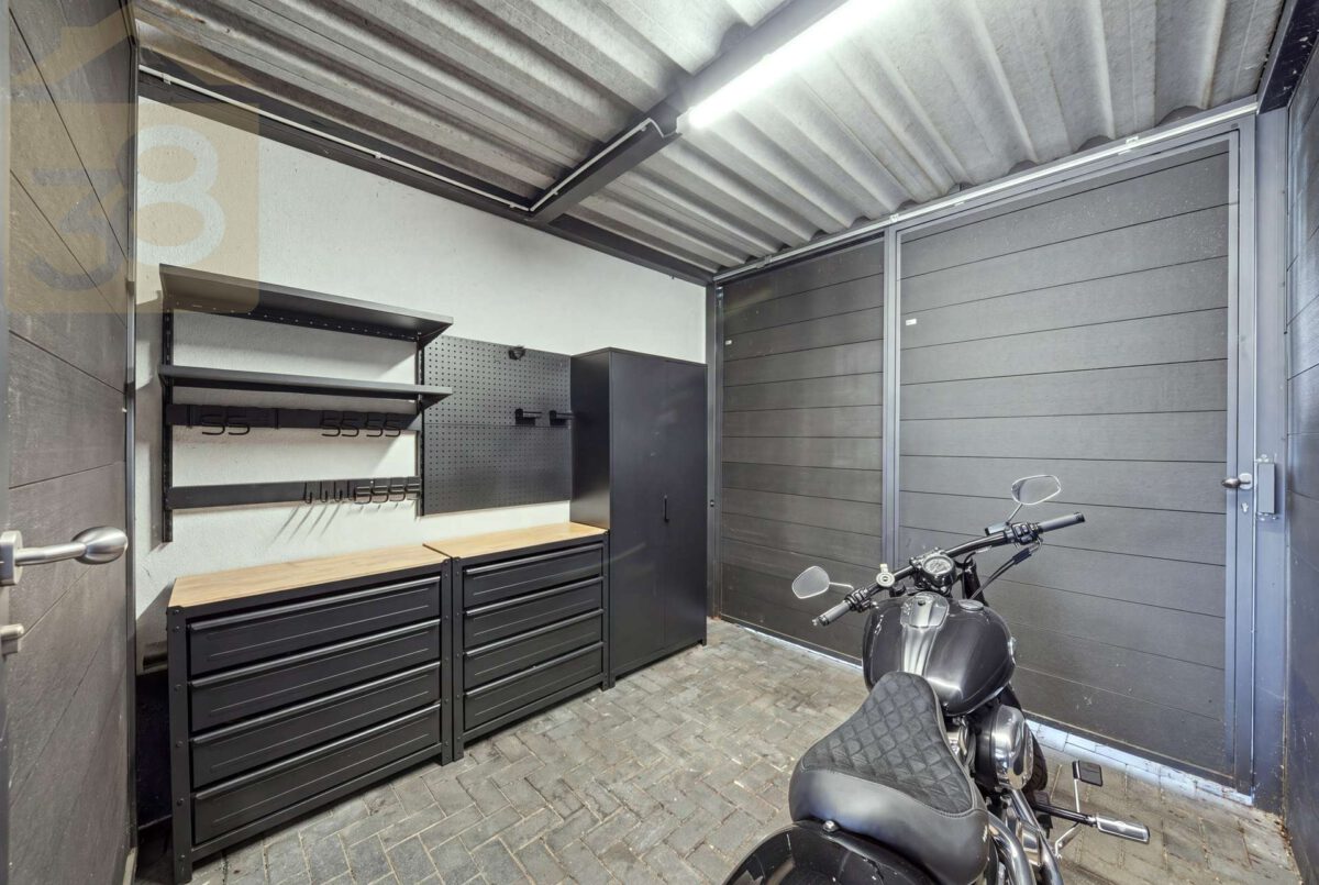 Werkstattbereich angrenzend an Carport