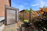 Hausansicht Seite - Gepflegtes Einfamilienhaus mit großem Garten, Terrasse und Tandemgarage!Meine Immobilie=Mein Partner