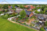 Hausansicht oben Feldrandlage - Gepflegtes Einfamilienhaus mit großem Garten, Terrasse und Tandemgarage!Meine Immobilie=Mein Partner