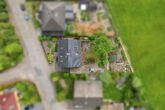 Hausansicht oben Feldrandlage - Gepflegtes Einfamilienhaus mit großem Garten, Terrasse und Tandemgarage!Meine Immobilie=Mein Partner