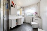 Badezimmer - Gepflegtes Einfamilienhaus mit großem Garten, Terrasse und Tandemgarage!Meine Immobilie=Mein Partner