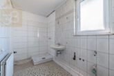 Badezimmer OG - Renovierungsbedüftiges Zweifamilienhaus in Weyhausen! Mein Haus = Mein Partner!