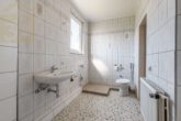 Badezimmer OG - Renovierungsbedüftiges Zweifamilienhaus in Weyhausen! Mein Haus = Mein Partner!
