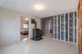 Wohnzimmer (oben) (2) - Gepflegtes Einfamilienhaus mit Garage & Garten in Woltwiesche! Meine Immobilie=Mein Makler!
