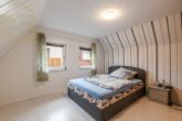 Schlafzimmer (oben) - Gepflegtes Einfamilienhaus mit Garage & Garten in Woltwiesche! Meine Immobilie=Mein Makler!