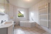 Badezimmer - Großzügiges Zweifamilienhaus in Ahnebeck! Mein Haus = Mein Partner!