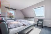 Schlafzimmer DG - Einfamilienhaus mit traumhaften Garten und zwei Garagen in Didderse! Meine Immobilie = Mein Partner!
