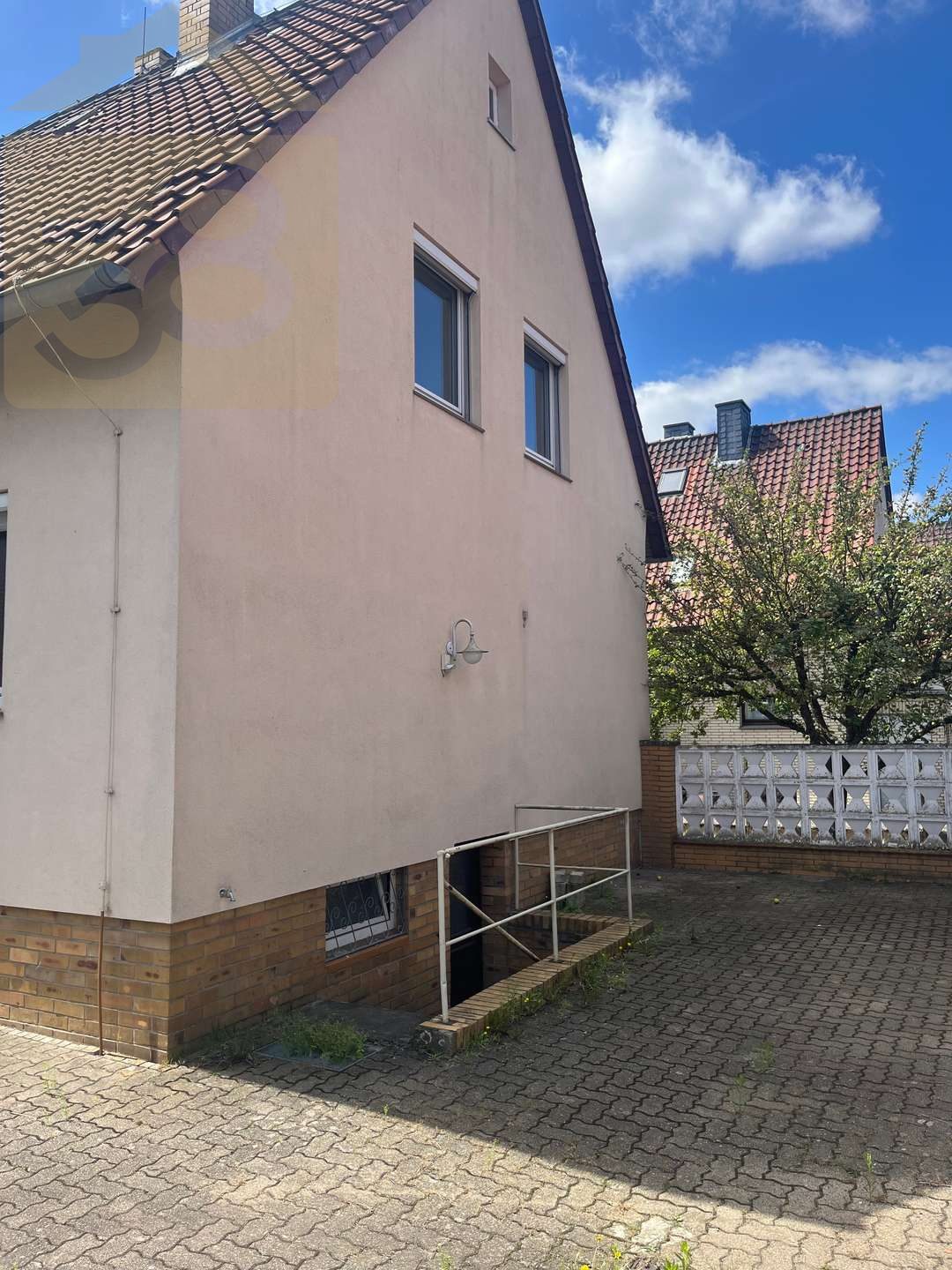 Kellereingang/Hauswand
